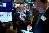 Giới đầu tư đua lệnh mua cổ phiếu